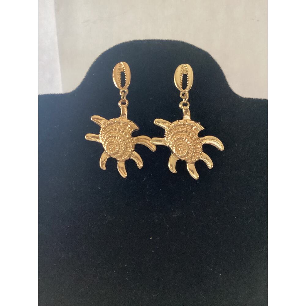 4276 NIP Geometric 2" Sea Shell Gold Color Stud Earrings